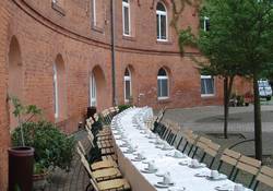 Tafel im Innenhof